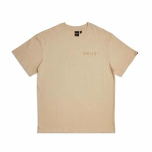 Shapers-Club- Un t-shirt beige avec un logo dessus. -surfshop-surfboard