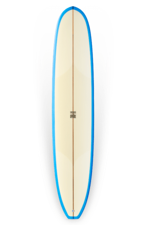 Shapers-Club- Une planche de surf Roger Hinds - Classic 9'6 sur fond vert.