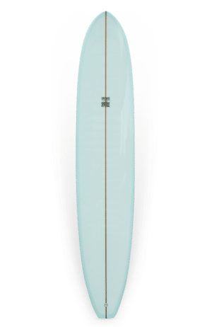 Shapers-Club- Une planche de surf Barrett Miller - The Personal 9'7 sur fond vert.