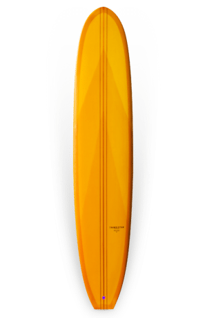 Shapers-Club- Une planche de surf Roger Hinds - Classic 9'6 sur fond blanc.