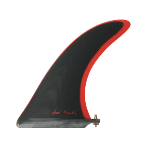 Shapers-Club- Une seule aileron de planche de surf noir et rouge avec une étiquette de texte près de la base, isolée sur un fond blanc. -surfshop-surfboard