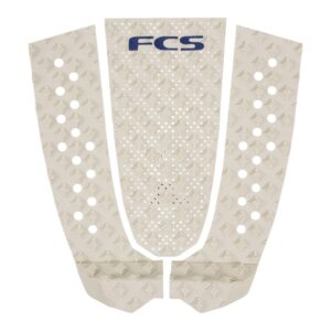 Shapers-Club- Le FCS - GRIP ECO - T3 gris est un pad de traction pour planche de surf en trois parties, avec des rainures en forme de losange et des découpes circulaires sur les pièces latérales. La pièce centrale affiche les lettres « FCS » en bleu en haut, offrant une excellente adhérence pour les surfeurs soucieux de l'environnement. -surfshop-surfboard