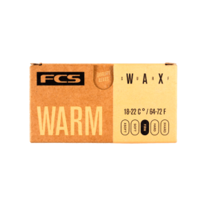 Shapers-Club- La boîte en carton rectangulaire FCS - Wax - Warm affiche bien en évidence le nom de la marque « FCS » dans le coin supérieur gauche et le mot « WARM » en grosses lettres. Elle répertorie les plages de température de 18 à 22 °C / 64 à 72 °F ainsi que les options pour les perles « SOFT », « MED » et « HARD », tout en mettant l'accent sur leurs perles de cire de haute qualité. -surfshop-surfboard