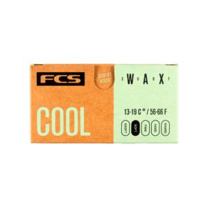 Shapers-Club- L'image représente un bloc rectangulaire de FCS - Wax - Cool dans son emballage. L'étiquette indique « COOL » en grandes lettres, spécifiant des plages de température de 13 à 19 °C ou 56 à 66 °F. Des détails supplémentaires incluent « PERLES DE QUALITÉ » et le mot « SWARX ». -surfshop-surfboard