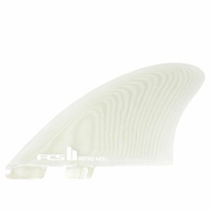 Shapers-Club- Image d'un aileron de planche de surf RETRO KEEL - TWIN. Cet aileron en verre Performance de haute qualité présente un corps translucide avec un design texturé blanc subtil et présente le logo FCS II à la base. -surfshop-surfboard
