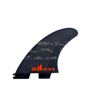 Shapers-Club- Image de l'aileron de planche de surf FCS - Julian Wilson - Performance Core - Thruster en noir, avec un motif camouflage et un logo « FCS » rouge. L'aileron a une forme légèrement incurvée, une base crantée pour une fixation facile et est conçu pour les configurations thruster. Inspiré par Julian Wilson, le fond est blanc uni. -surfshop-surfboard