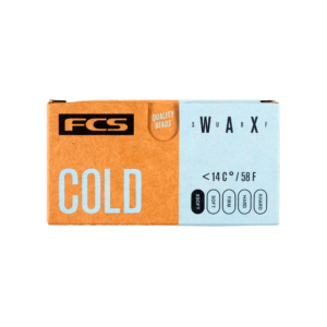 Shapers-Club- Une boîte rectangulaire de FCS - Cire - Froide étiquetée « FROID » en grandes lettres blanches sur fond bleu clair et marron. La boîte indique qu'elle convient aux températures inférieures à 14°C ou 58°F et comporte les mots « PERLES DE QUALITÉ » et « SWARXF ». -surfshop-surfboard