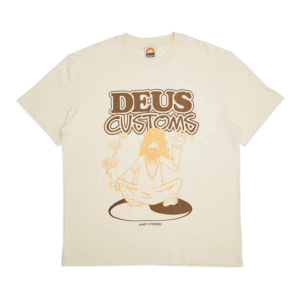 Shapers-Club- Le t-shirt DEUS - Emphatic Wave présente un t-shirt beige avec un graphisme d'un homme barbu assis les jambes croisées, dégageant le calme avec de la fumée s'échappant de sa main, et « DEUS » en lettres stylisées incarne l'esprit décontracté de DEUS CUSTOMS. -surfshop-surfboard