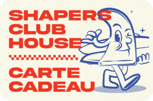 Shapers-Club- Une illustration colorée présente un texte rouge en gras indiquant « SHAPERS CLUB HOUSE » et « Carte cadeau en ligne ». Un personnage de dessin animé bleu avec une planche de surf sourit et lève le pouce, avec des lignes décoratives séparant le texte. -surfshop-surfboard