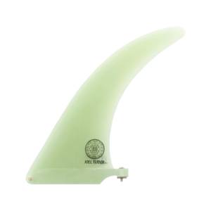 Shapers-Club- Une dérive de planche de surf vert pâle au design incurvé se dresse sur un fond uni, mesure 8,5 pouces et comporte un petit logo circulaire affichant élégamment le nom « Joel Tudor ». -surfshop-surfboard
