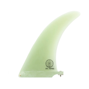 Shapers-Club- Un aileron de planche de surf translucide vert clair, étiqueté « Joel Tudor 9.125 », présente une pointe pointue et un petit logo près de sa base, isolé sur un fond blanc, représentant l'élégance et la précision. -surfshop-surfboard