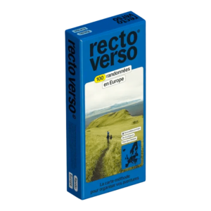 Shapers-Club- Un Coffret Recto Verso Europe bleu, portant l'inscription « 100 randonnées en Europe », représente un randonneur sur un sentier herbeux au milieu des collines et de l'eau. Ce coffret français est idéal pour planifier et organiser des randonnées à travers l'Europe. -surfshop-surfboard
