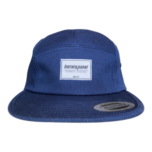 Shapers-Club- La casquette 5 PANEL BLUE comporte cinq panneaux, une visière plate avec un autocollant rond « RÉGLABLE » et un patch avant blanc indiquant « barrel & panel ALWAYS RIDING EST. 10 ». -surfshop-surfboard